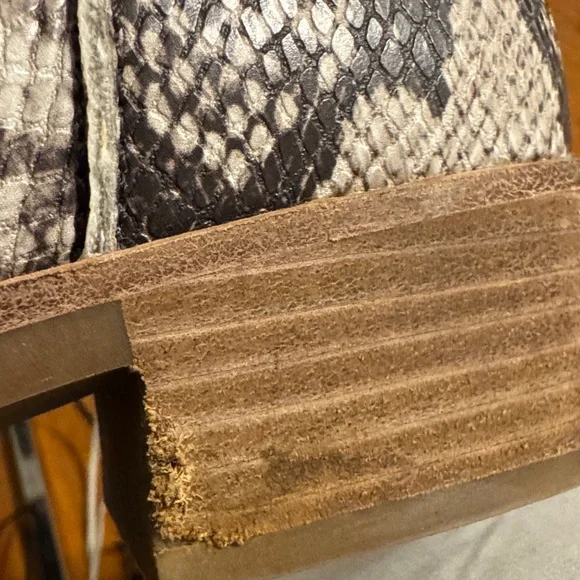 Dolce Vita Snakeskin Tavin Ankle
Boots Size 8M - Picture 6 of 6